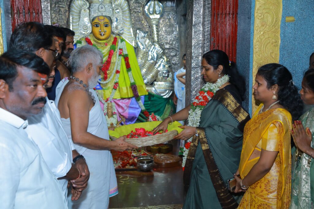 భద్రకాళి ఆలయంలో ఘనంగా ప్రారంభమైన శాకాంబరీ మహోత్సవాలు…ప్రత్యేక పూజలు నిర్వహించిన వరంగల్ ఎంపీ డా. కడియం కావ్య