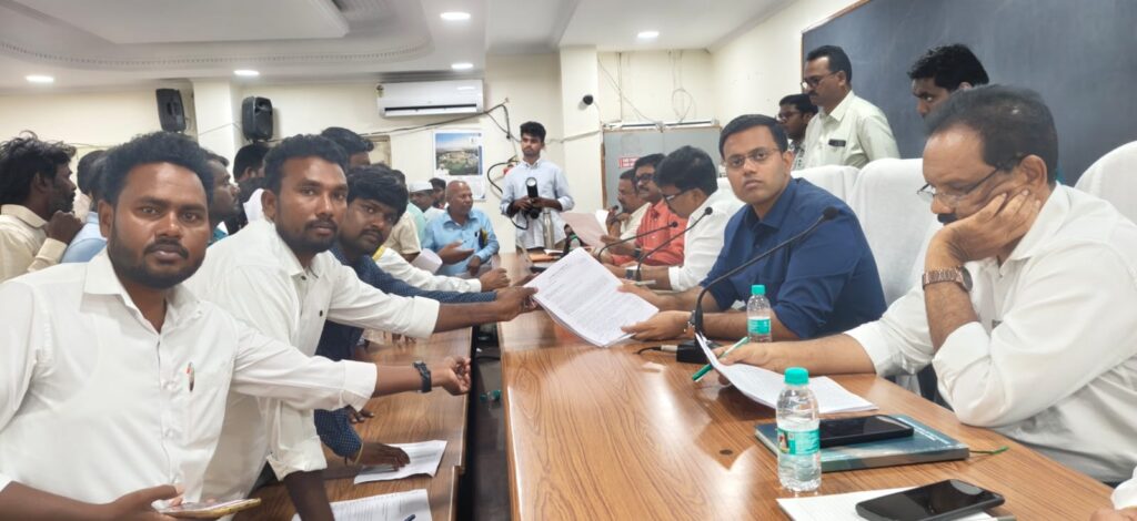 బొట్టుగూడ ప్రభుత్వ పాఠశాలలో ఉపాధ్యాయుల కొరతను వెంటనే పరిష్కరించాలి: కలెక్టర్‌కు వినతి