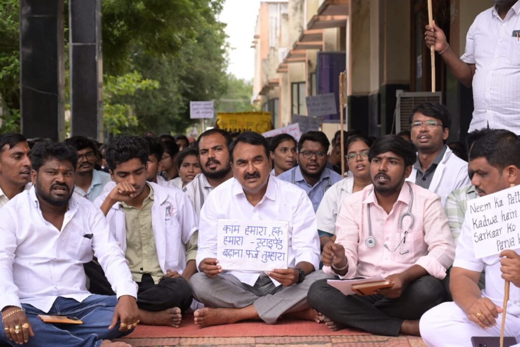AYUSH హౌస్ సర్జన్లు, UG విద్యార్థుల నిరవధిక సమ్మె