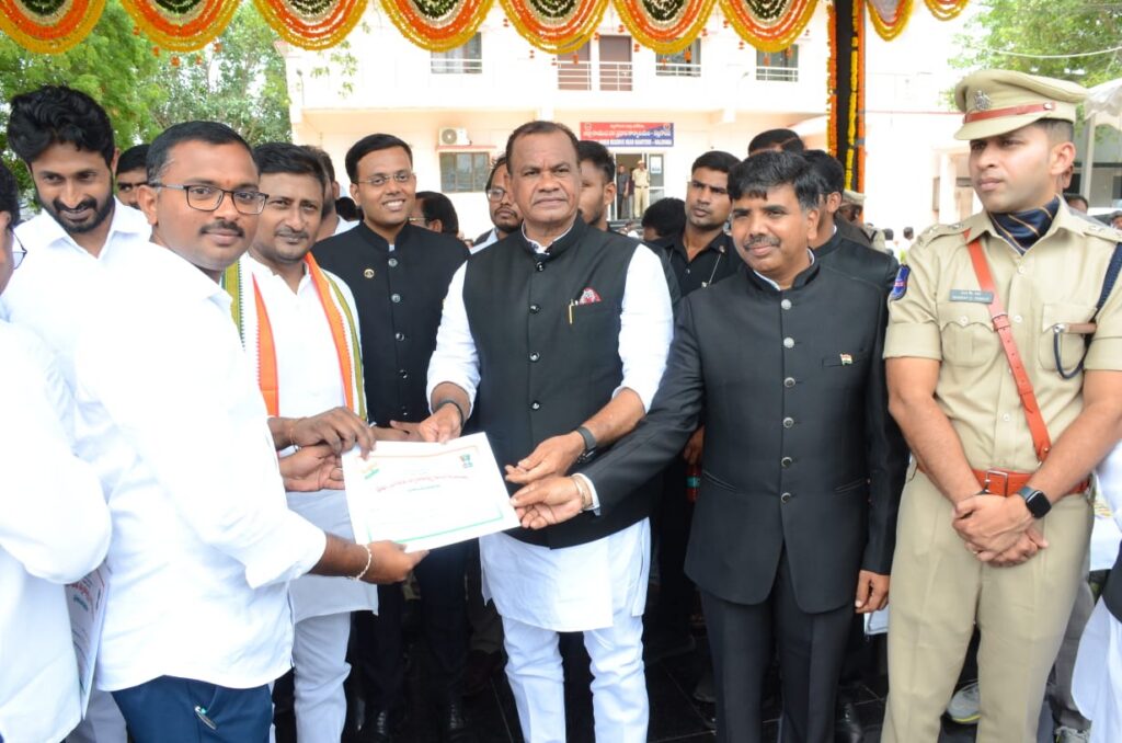 80వ స్వాతంత్ర్య దినోత్సవం సందర్భంగా హాలియా మున్సిపాలిటీ ఉత్తమ ఉద్యోగులకు ప్రశంస పత్రాలు!