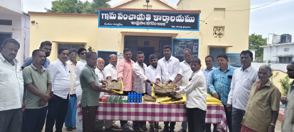 ఇంద్రపాలనగరం గ్రామపంచాయతీ సిబ్బందికి నూతన దుస్తులు, సానిటరీ మెటీరియల్ పంపిణీ!