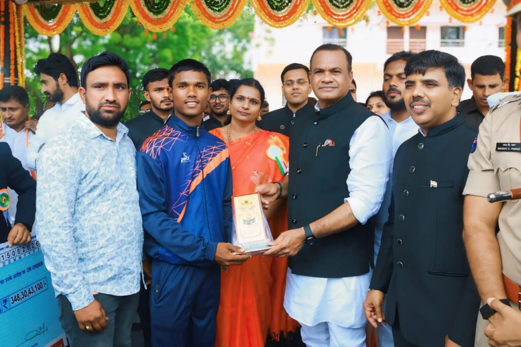 జాతీయ స్థాయి కబడ్డీలో హజారి గూడెం గ్రామానికి చెందిన  భాను ప్రకాష్‌కు ఘన సత్కారం!
