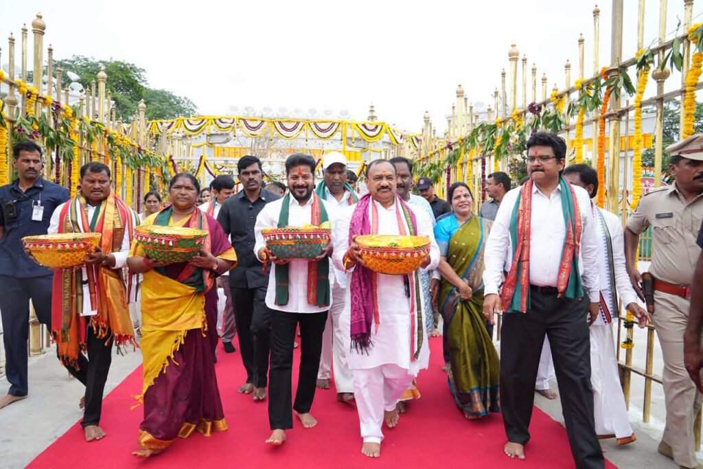 వన దేవతలు సమ్మక్క – సారలమ్మ సన్నిధిలో ముఖ్యమంత్రి!