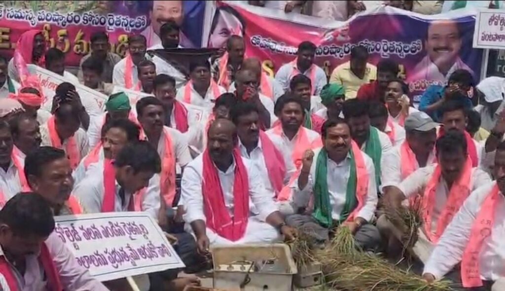 లో-వోల్టేజ్-కరెంటు కోతలు-రైతుల కరెంటు కష్టాలపై విద్యుత్ SE కార్యాలయం ముట్టడించిన బీఆర్‌ఎస్ శ్రేణులు: