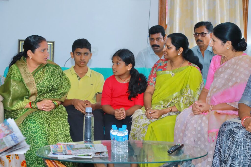 పెద్ది స్వప్నను పరామర్శించిన వరంగల్ పార్లమెంట్ సభ్యురాలు డాక్టర్ కడియం కావ్య