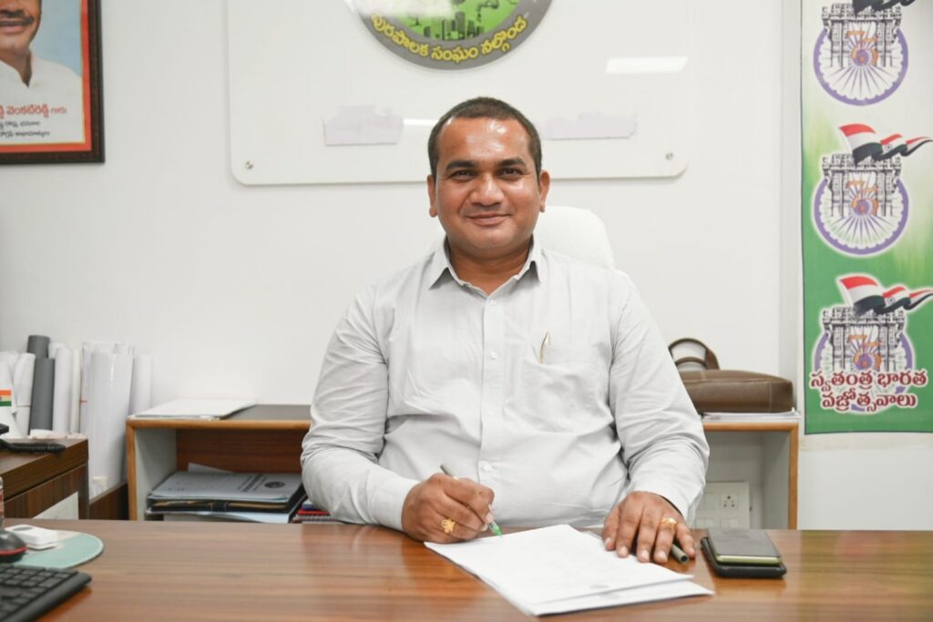 బీసీ మహిళలకు ఉచిత కుట్టు మిషన్లు: మున్సిపల్ కమిషనర్
