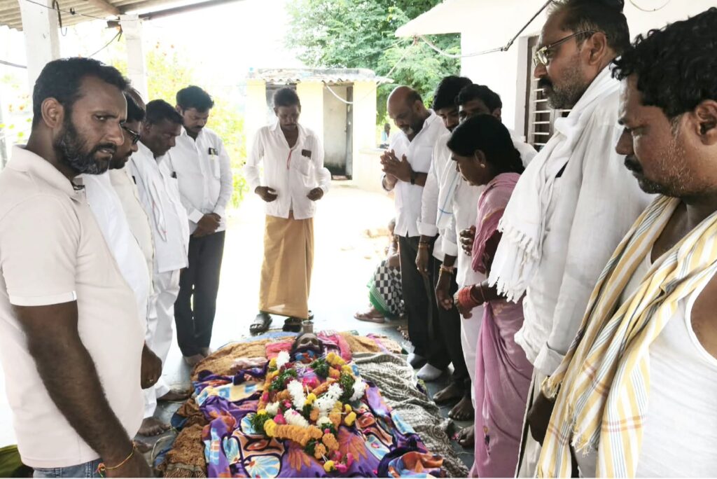 చంద్రమ్మ మృతదేహానికి కాంగ్రెస్ నాయకుల నివాళి!