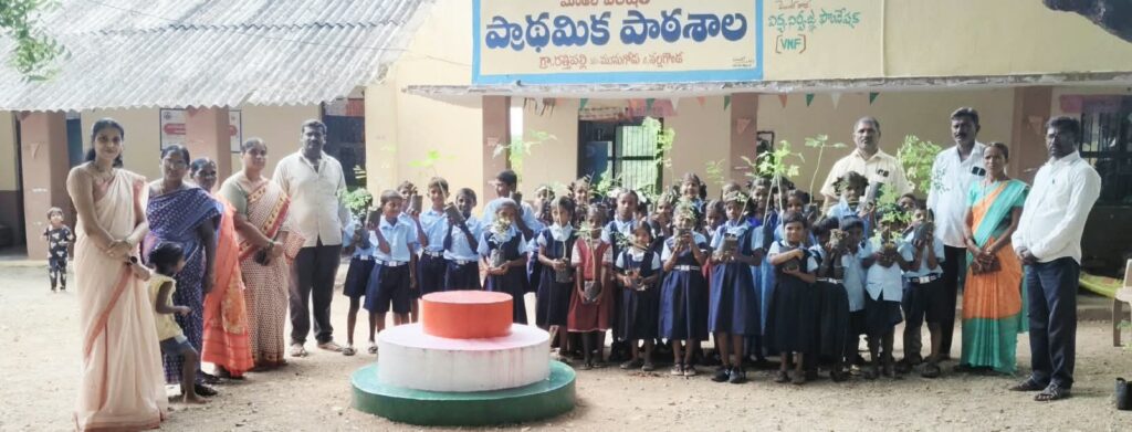 విద్యార్థుల తల్లులతో మొక్కలు నాటించాలి
