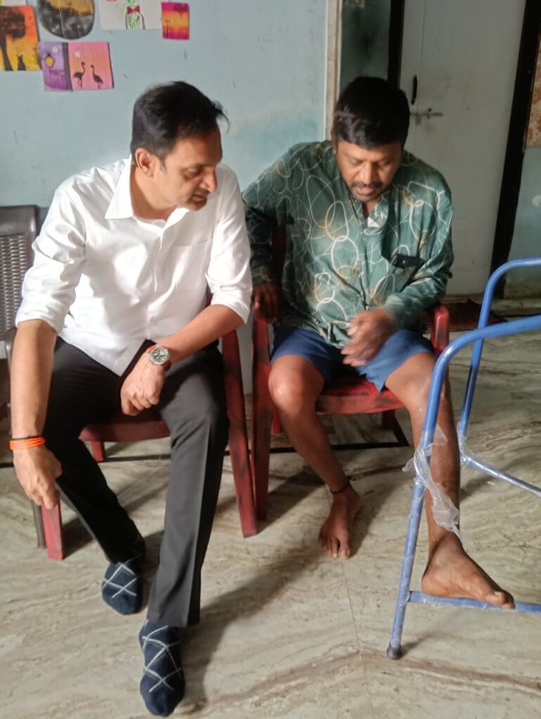 రోడ్డు ప్రమాదంలో గాయపడిన ఉయ్యాల సైదులును పరామర్శించిన గుత్తా అమిత్ రెడ్డి