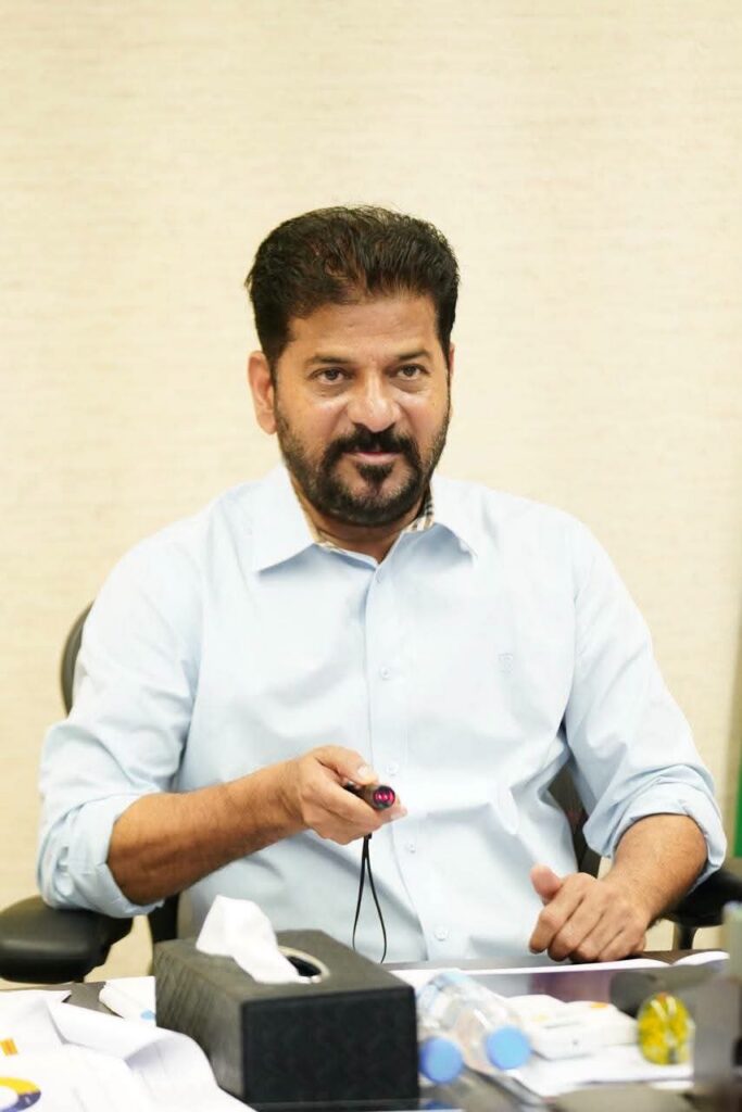విద్యార్థుల యూనిఫామ్‌లకు ఆకర్షణీయ రంగులు,వైవిధ్యమైన డిజైన్లు: సీఎం రేవంత్‌రెడ్డి