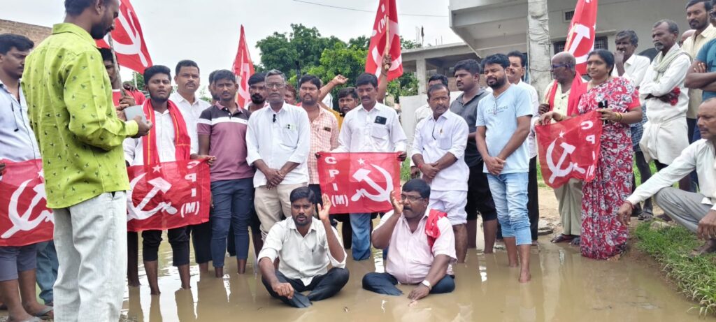 రామన్నపేట–పల్లెపహాడ్ రహదారి దుస్థితిపై సీపీఎం వినూత్న నిరసన