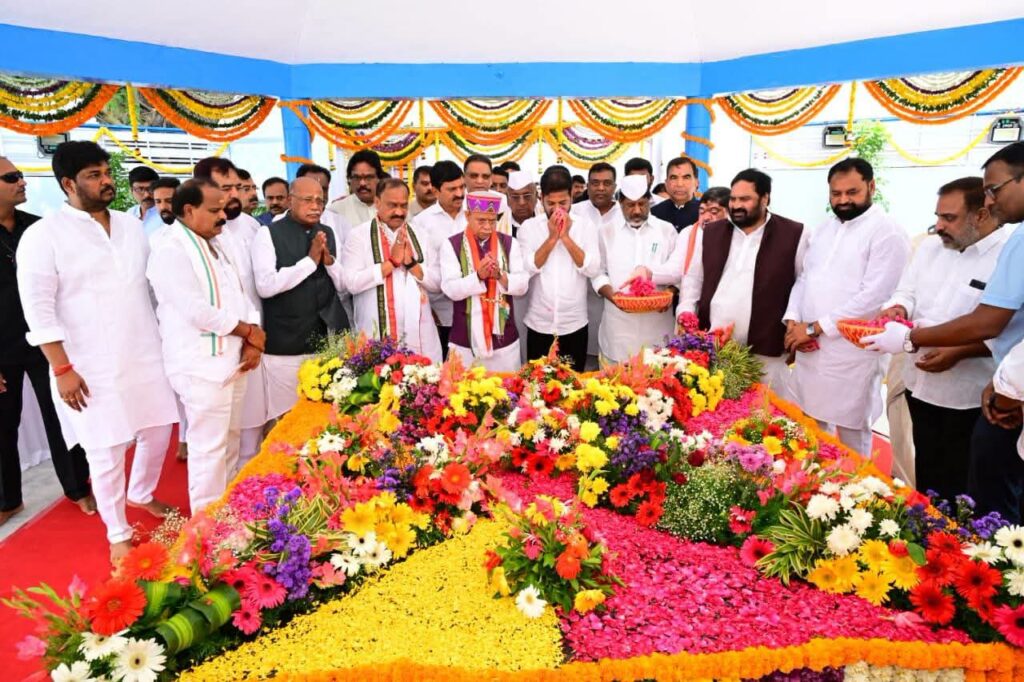 బాపూఘాట్‌లో గాంధీజీకి ఘన నివాళులు