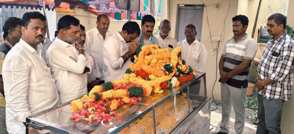 అనురాధ పార్థివదేహానికి కాంగ్రెస్ నాయకుల నివాళి