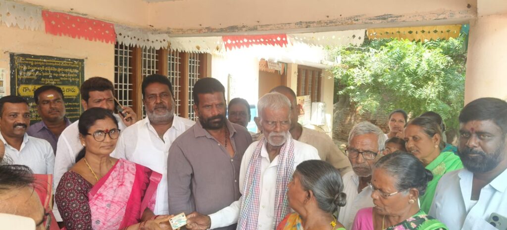 బొల్లేపల్లిలో నూతన స్మార్ట్ రేషన్ కార్డుల పంపిణీ