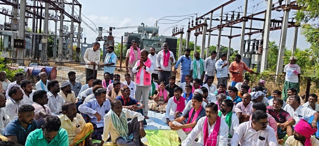 విద్యుత్ కోతలపై రైతులతో కలిసి చిరుమర్తి లింగయ్య ధర్నా