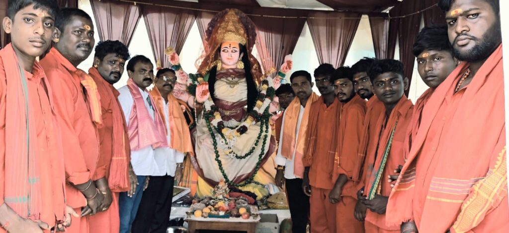 కొండకిందిగూడెంలో దుర్గామాతకు దైద రవీందర్ ప్రత్యేక పూజలు